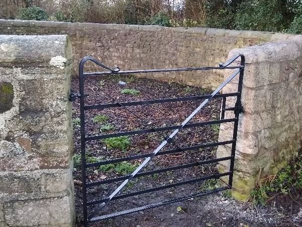 Small gate on pinfold