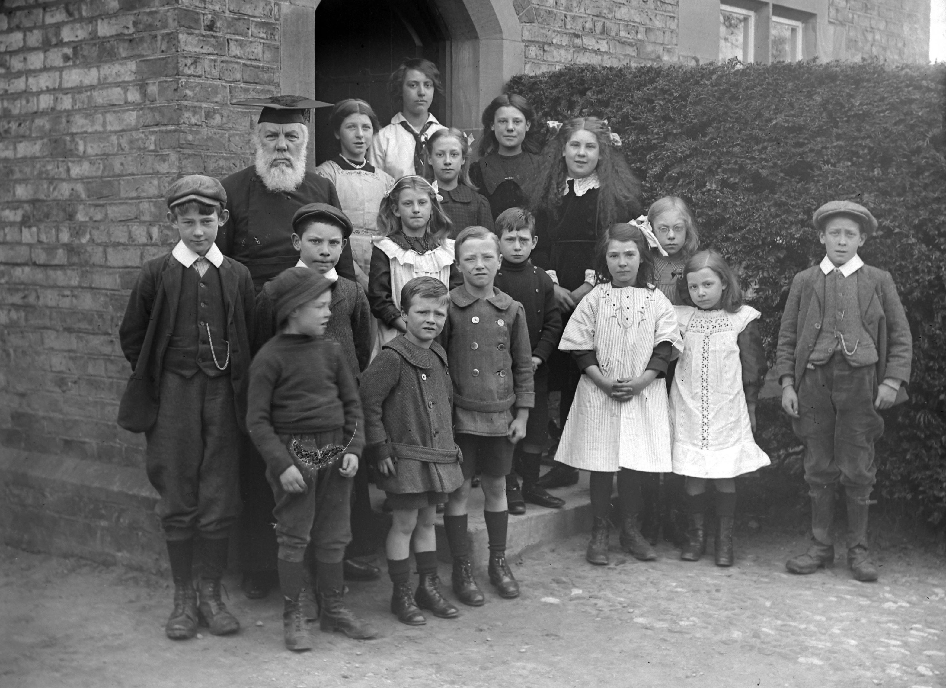 The schoolmaster and pupils of the Dunsforths School in 1915.