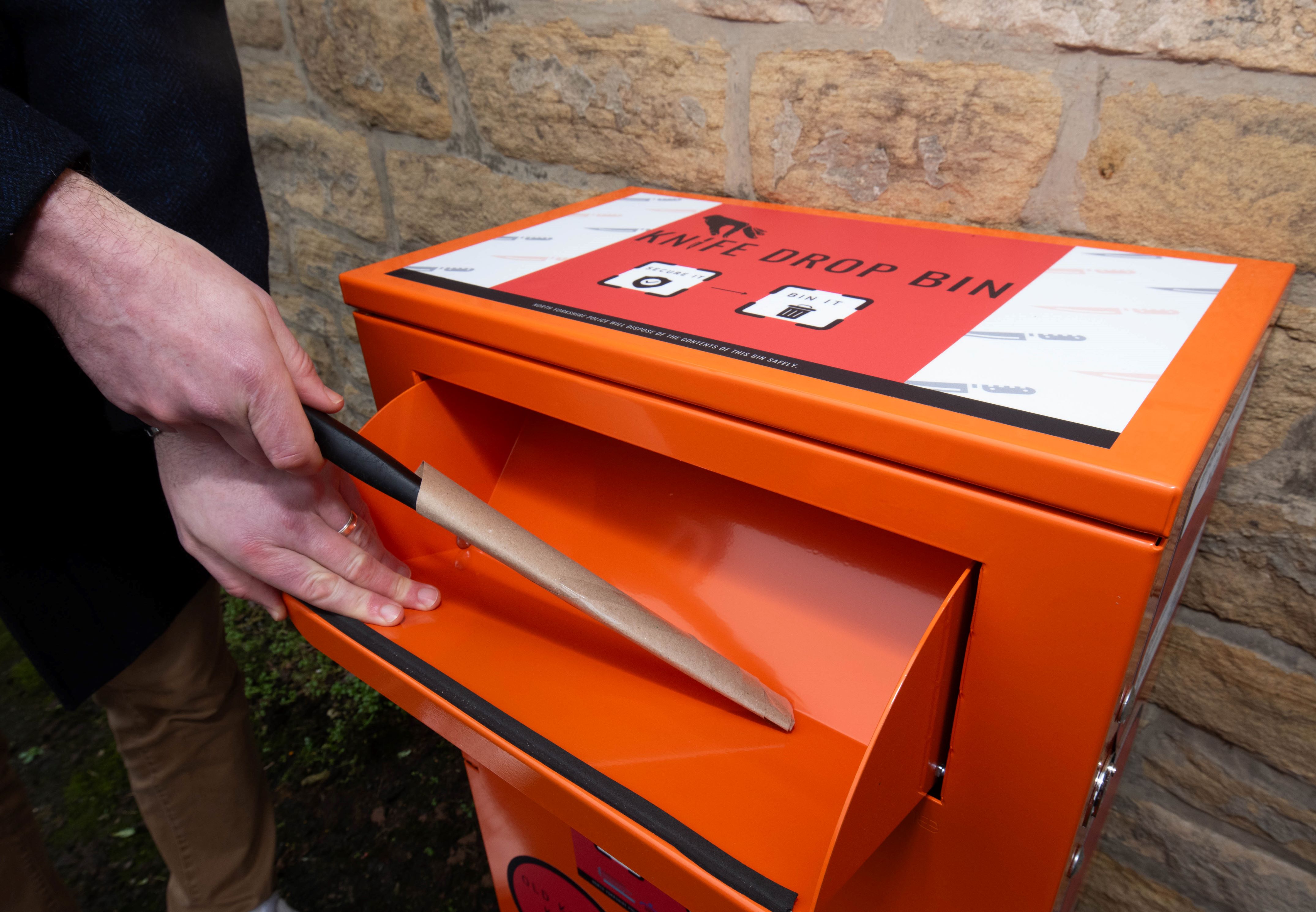 Putting a knife into a knife bin