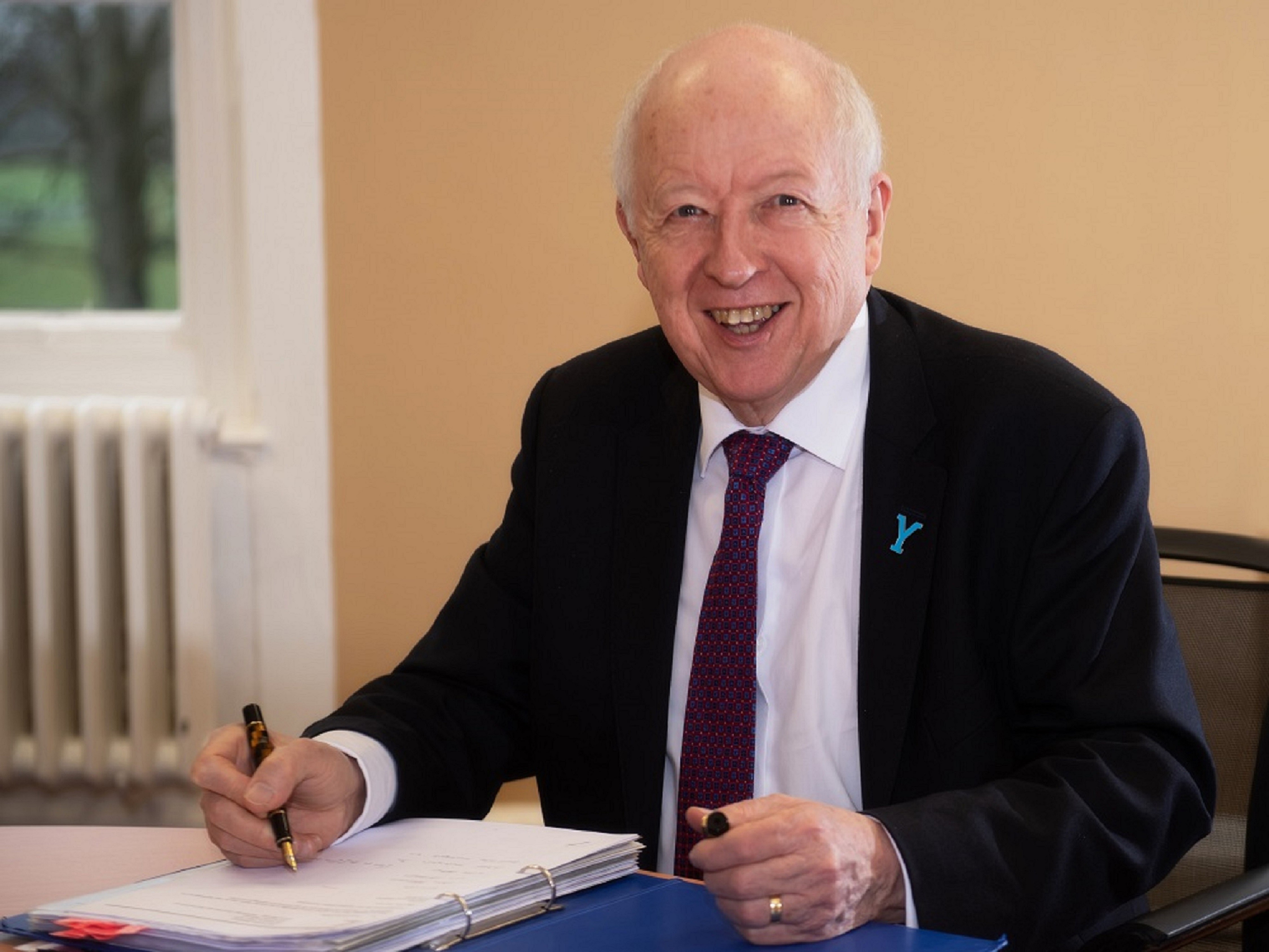 Portrait of Councillor Carl Les.