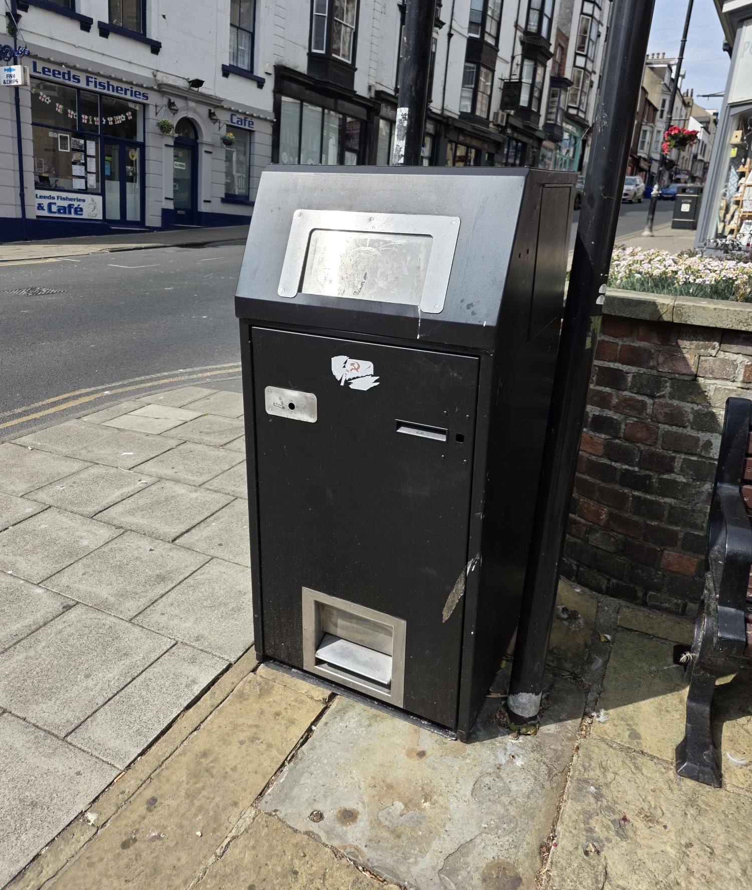 Gull proof bin