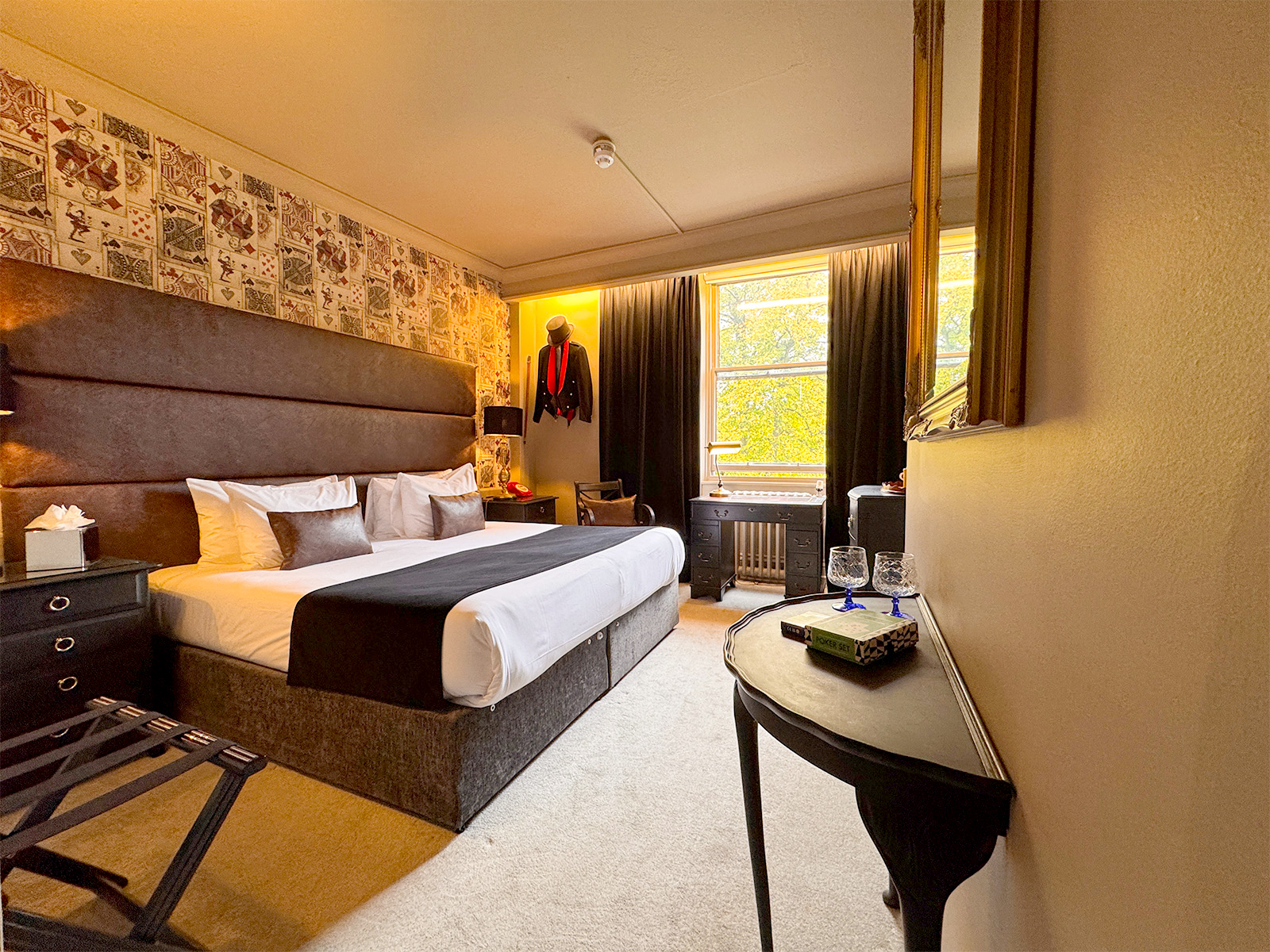 Bedroom with king size bed