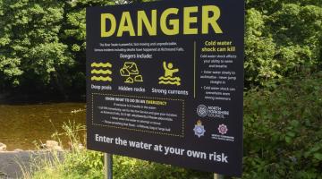 A danger sign at Richmond Falls